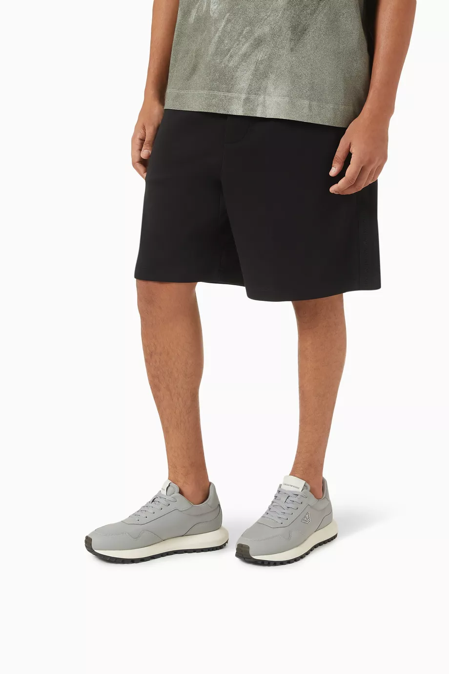 emporio-armani-sneakers-saffiano-leather-front حذاء إمبوريو أرماني الرياضي بجلد سافيانو - منظر أمامي.