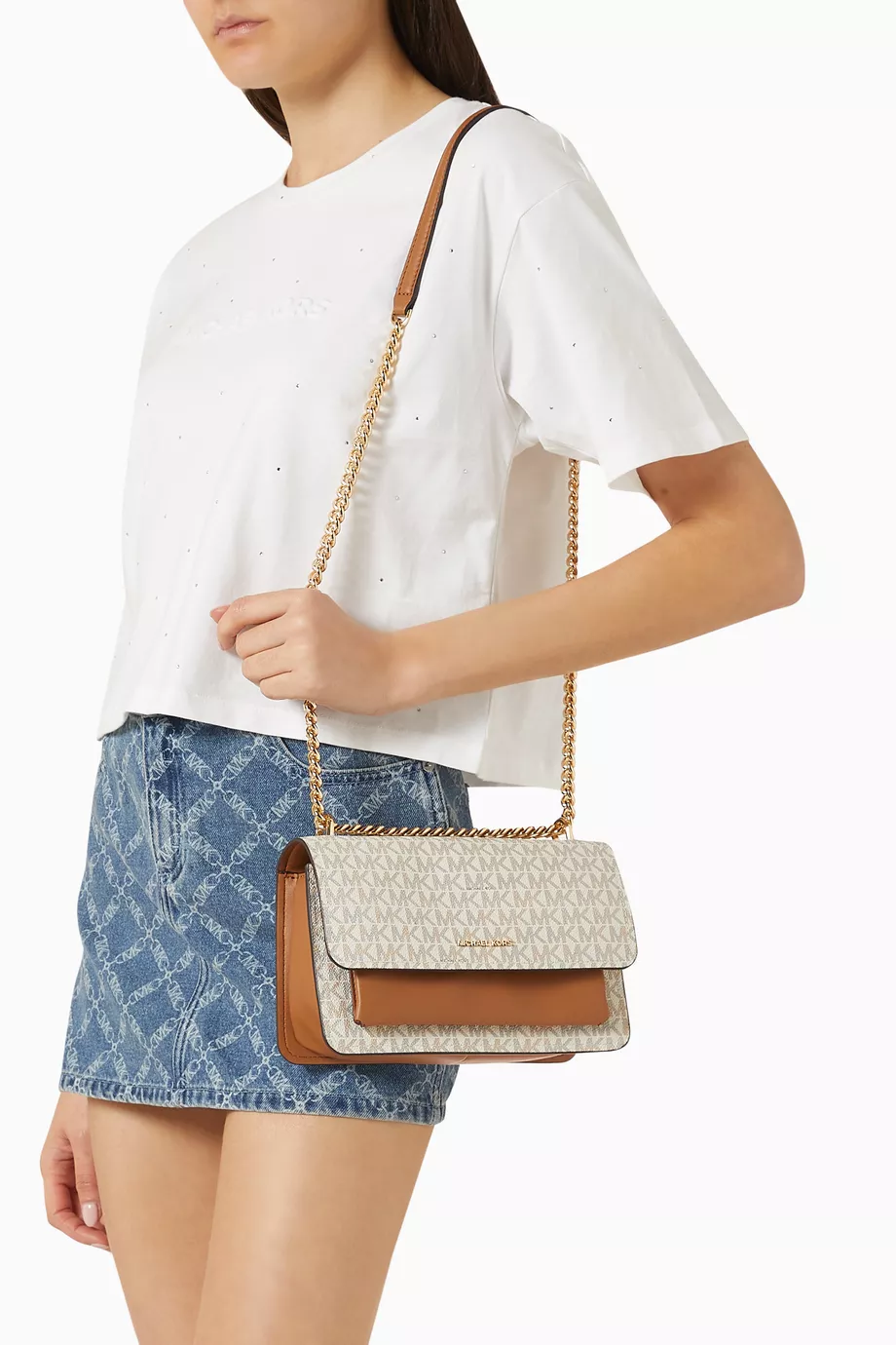 michael-kors-cleer-bag-size-23x14x7cm-showcase عرض أبعاد الشنطة 23.5 × 14 × 7.5 سم.