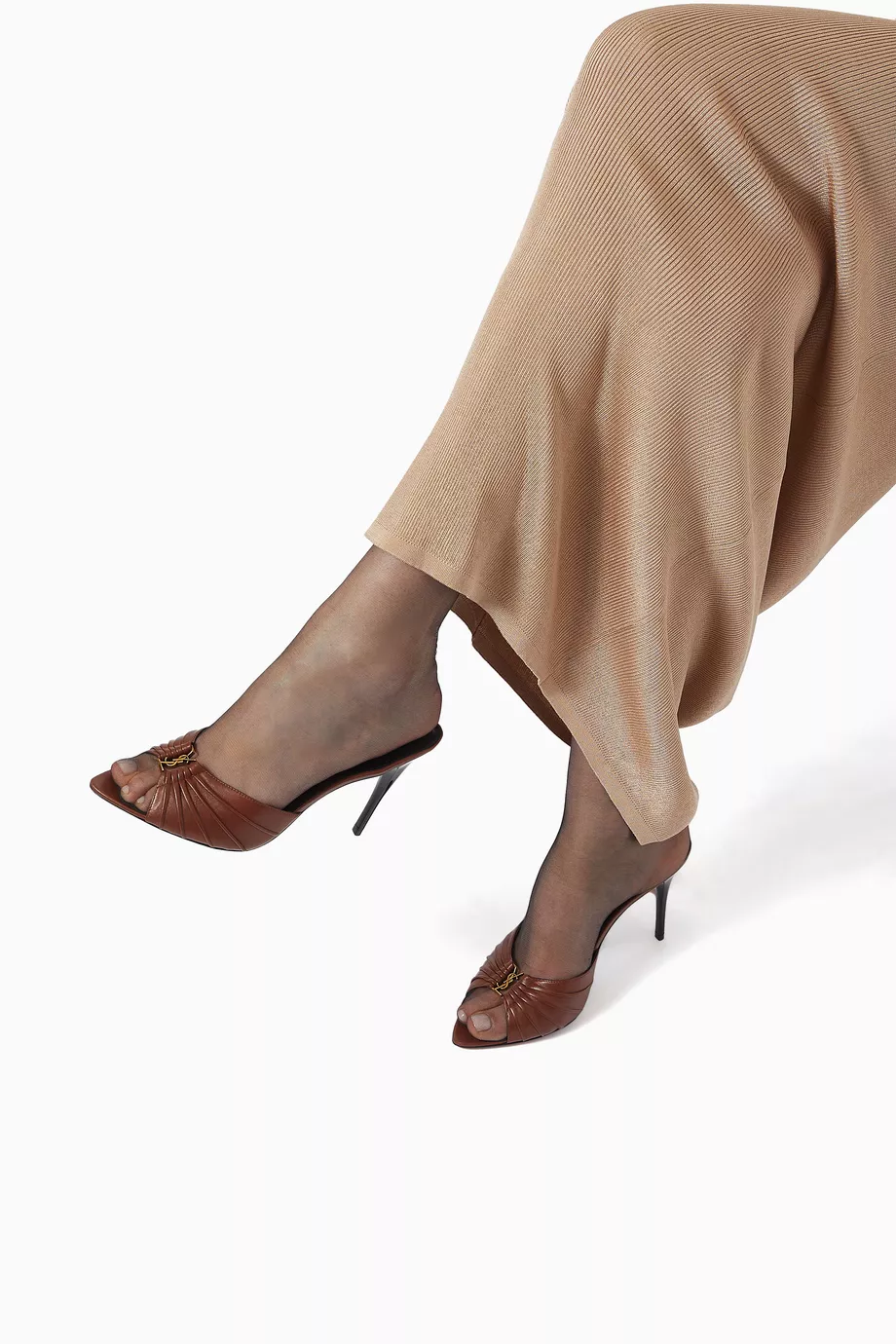 saint-laurent-lamb-leather-soft-texture-closeup لقطة مقرّبة تظهر نعومة وجودة جلد الخروف.