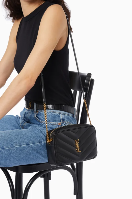 شنطة ميني أصلية سان لوران، شنطة كتف كاميرا، حقيبة لولو كاميرا، Saint Laurent Camera Bag، شنطة مبطنة بشيفرون، جلد ماعز، شعار كاساندر، شنط نسائية فاخرة، شنطة سوداء، هدايا نسائية فاخرة، شنطة صغيرة ماركة